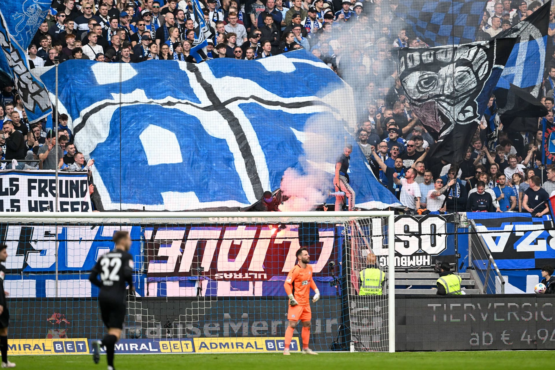 HSV-Fans (Archivbild): Nach dem Spiel gegen Wehen Wiesbaden knallten die Sicherungen durch.