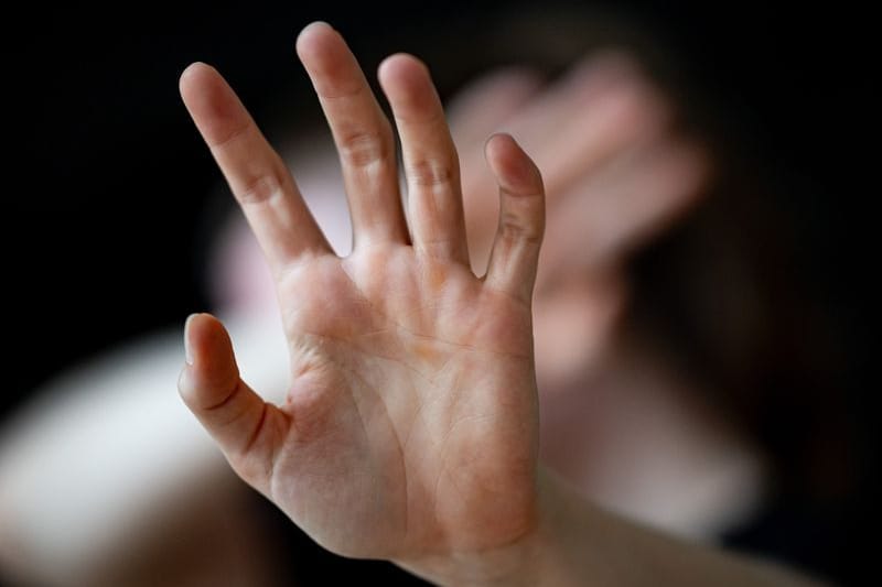 Eine Frau hält ihre Hände vor das Gesicht (Symbolbild): Vor allem Frauen wurden Opfer häuslicher Gewalt.