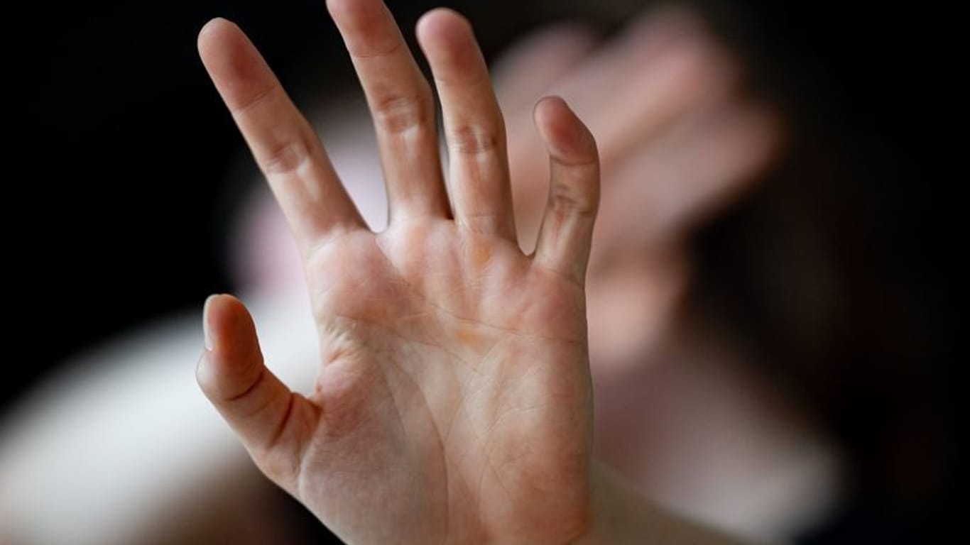 Eine Frau hält ihre Hände vor das Gesicht (Symbolbild): Vor allem Frauen wurden Opfer häuslicher Gewalt.