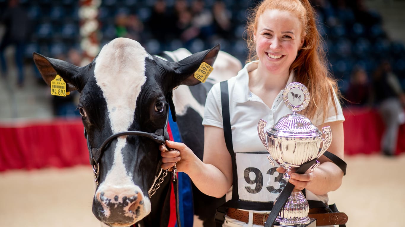 Pamela (links) ist "Miss Ostfriesland" 2024, Anna Hobbie (rechts) ist ihre Viehzüchterin aus dem Wangerland.