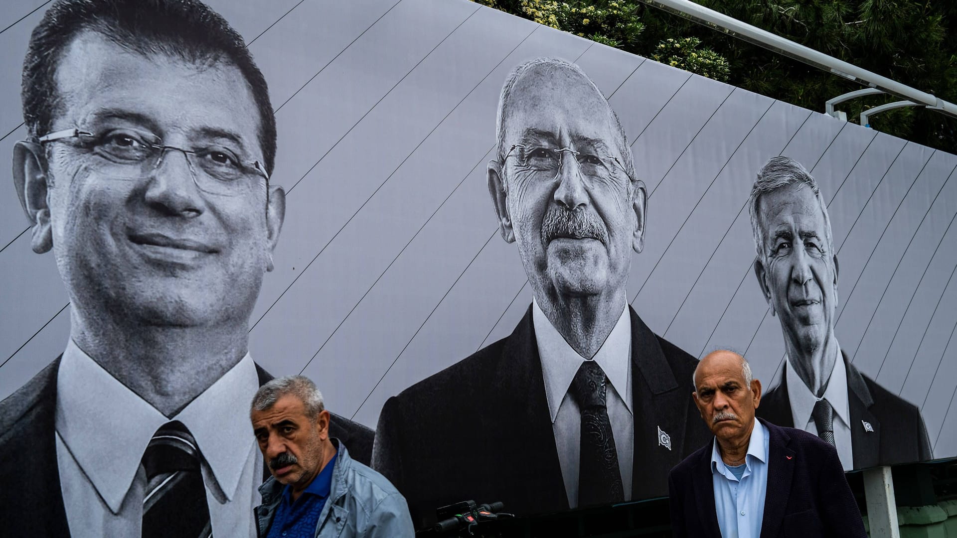 Izmir: Ein Mann läuft an einem Wahlplakat mit den Parteispitzen der CHP vorbei.