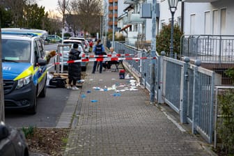 Messerangriff auf offener Straße: Am Tatort wurden Zeugen vernommen und Spuren sichergestellt.