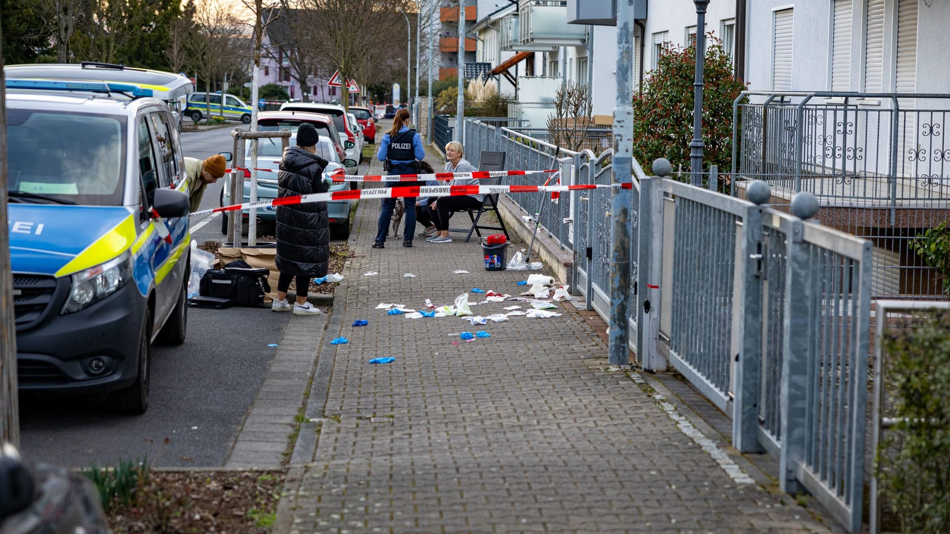 Messerangriff auf offener Straße: Am Tatort wurden Zeugen vernommen und Spuren sichergestellt.