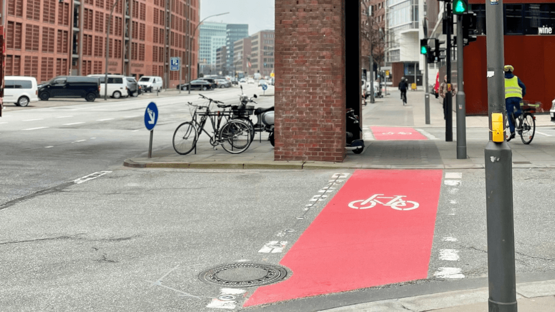 Blick auf die Kreuzung in der Hafencity: Die Lampen auf dem Boden leuchten auf, wenn eine Kollision droht. Blick auf die Kreuzung in der Hafencity: Die Lampen auf dem Boden leuchten auf, wenn eine Kollision droht.