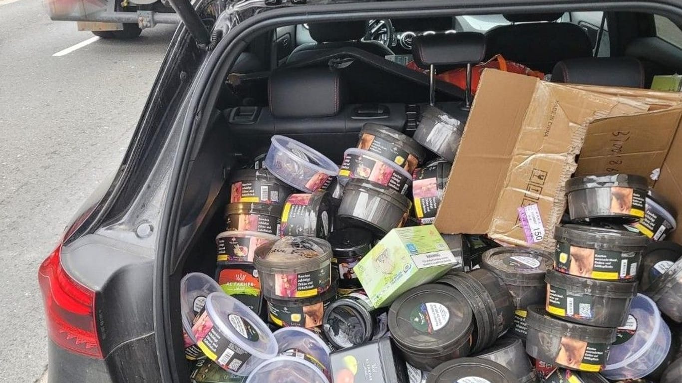 Im Kofferraum eines schwarzen Mercedes entdeckte die Polizei unter anderem 100 Kg mutmaßlich unversteuerten Shisha-Tabak.