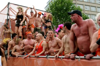 Männer beim Christopher Street Day (Archivfoto): Eine bekannte Schwulenbar legt in Köln bald wieder los.
