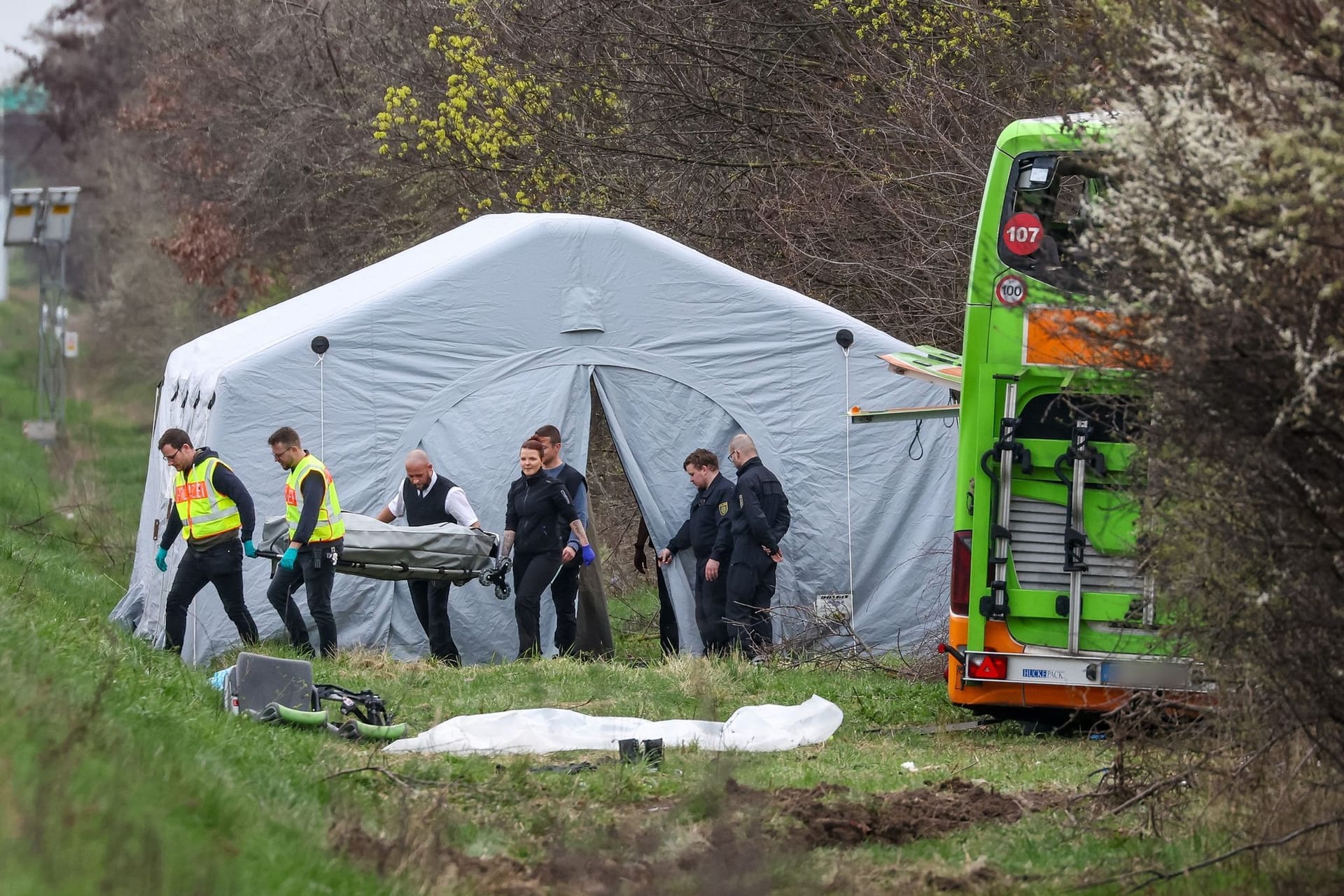 Unfall mit Reisebus auf A9 bei Leipzig