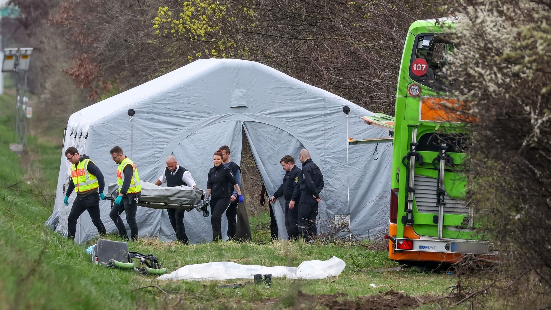 Unfall mit Reisebus auf A9 bei Leipzig