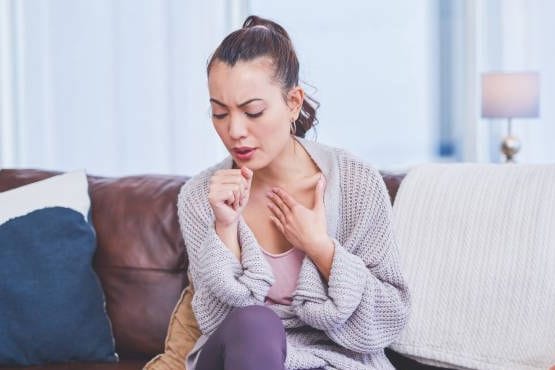 An Bronchitis erkrankt: In der Regel klingen die Beschwerden nach etwa zwei Wochen von alleine ab.