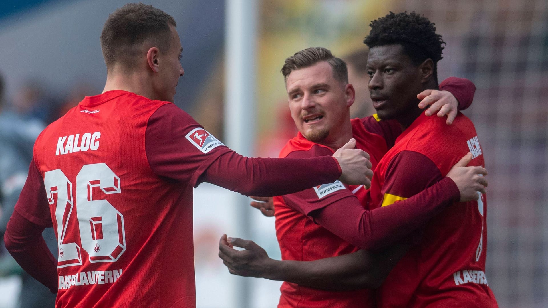 Lautern-Torjäger Ache (r.) im Spiel in Rostock: Nach dem 3:0 gab es unschöne Szenen.