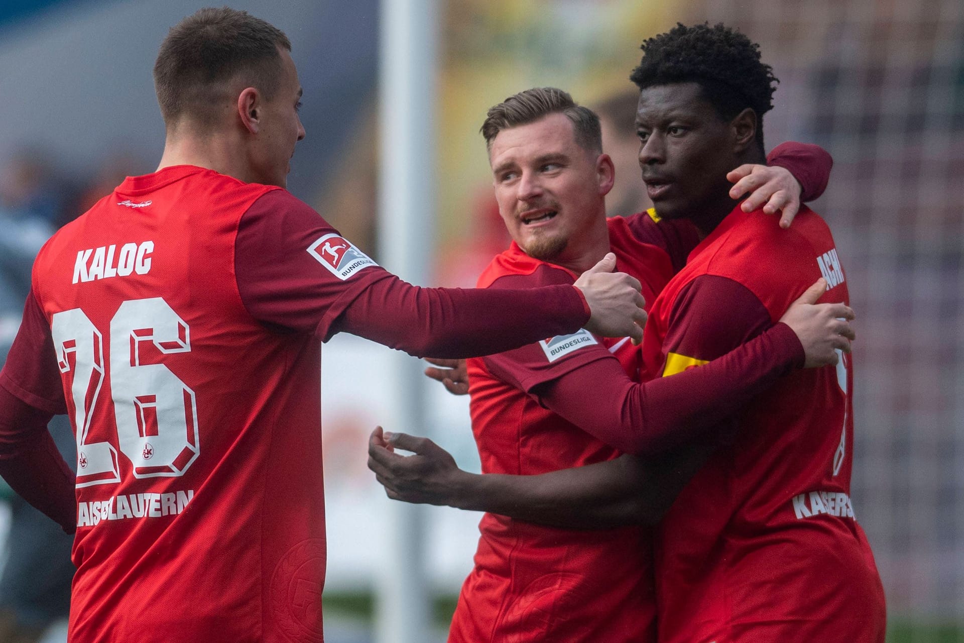 Lautern-Torjäger Ache (r.) im Spiel in Rostock: Nach dem 3:0 gab es unschöne Szenen.