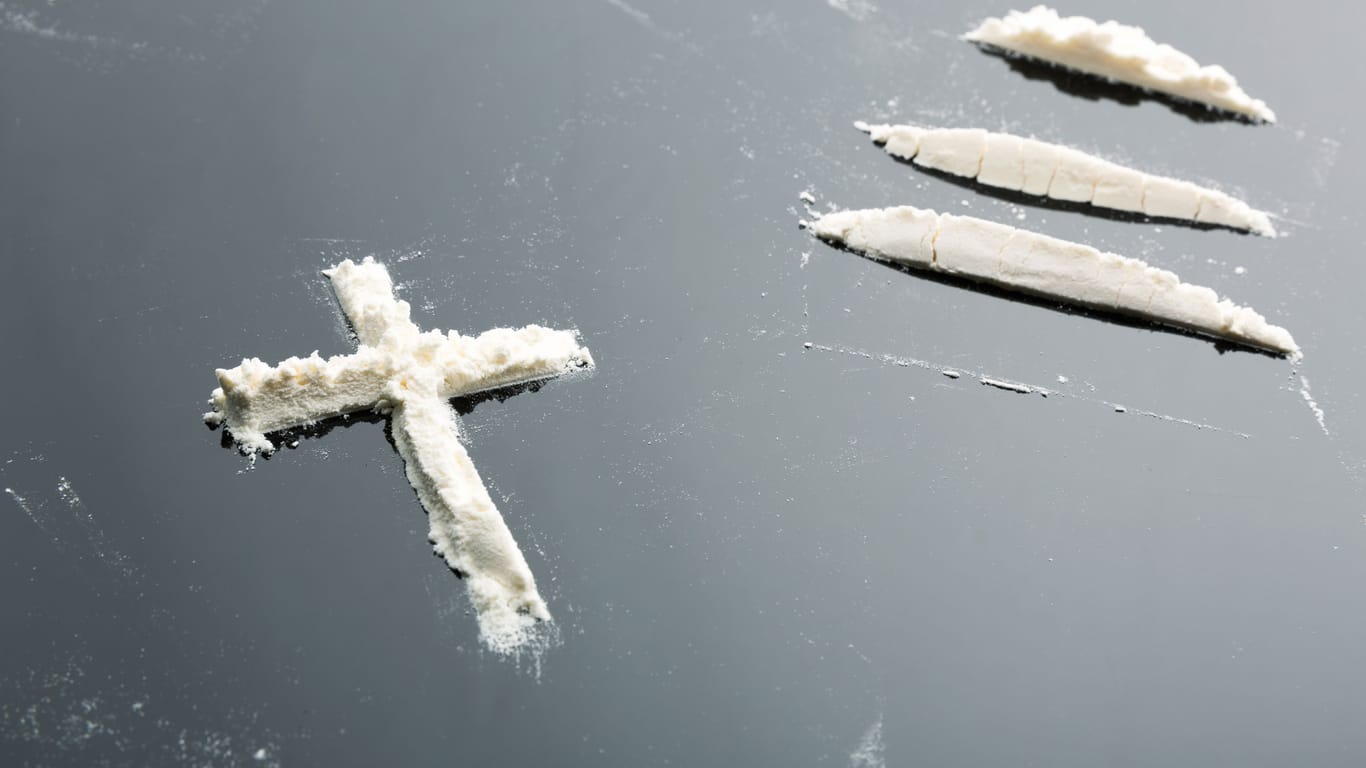 Kokain in Kreuzform angerichtet: Ein Priester hat wegen des weißen Pulvers seinen Führerschein verloren.