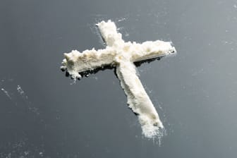 Kokain in Kreuzform angerichtet: Ein Priester hat wegen des weißen Pulvers seinen Führerschein verloren.