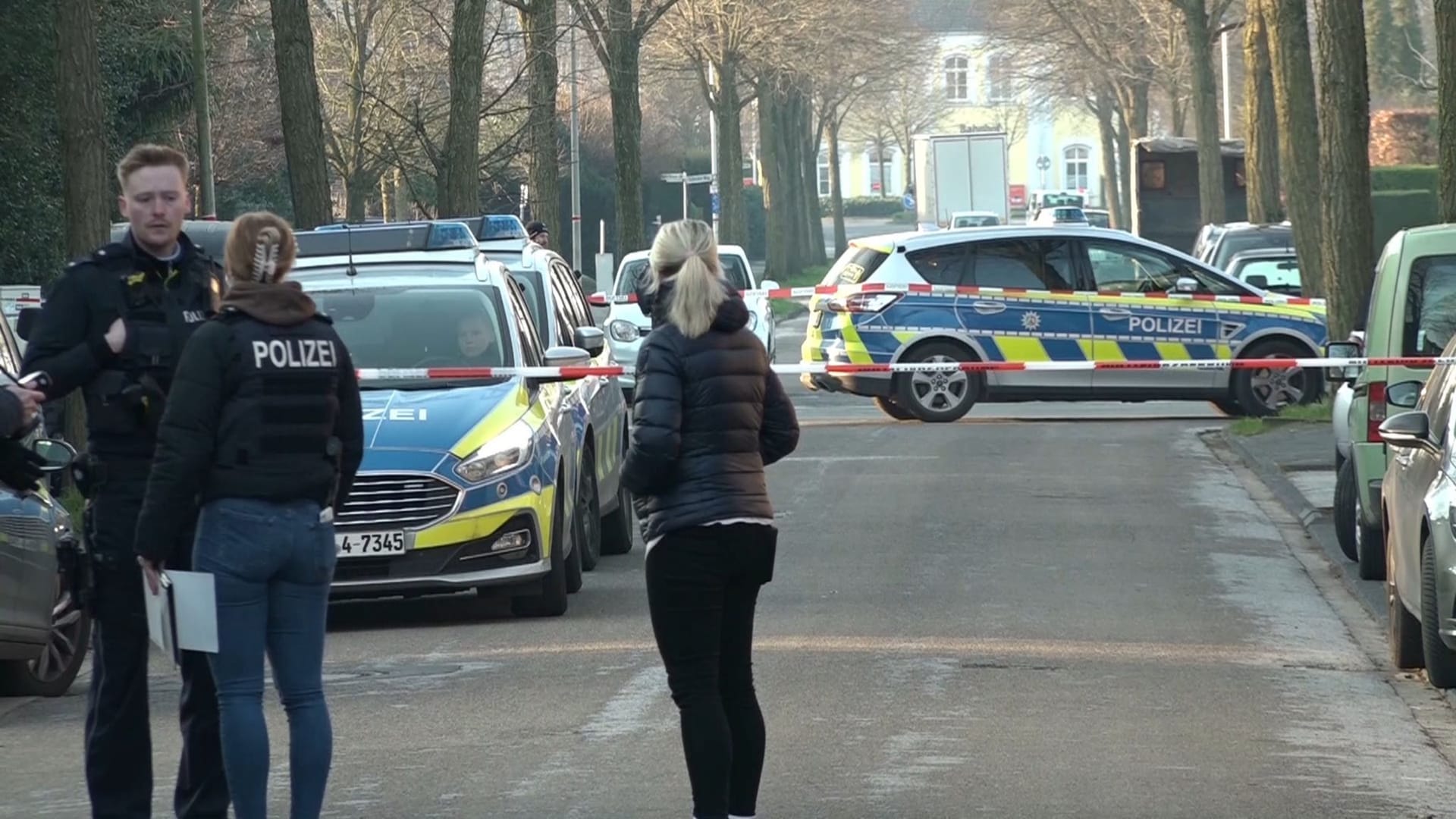 Explosion auf Gehweg Explosion auf Gehweg