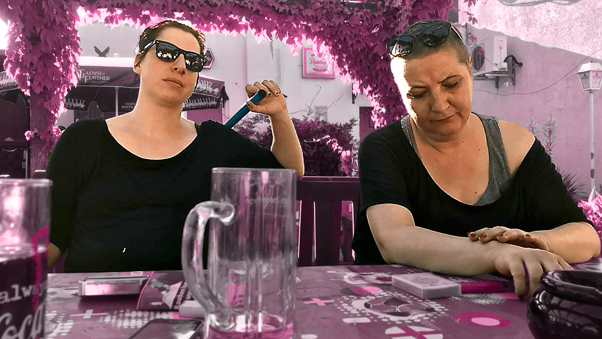 Jenny mit ihrer großen Schwester Ulli: Gemeinsam haben sie versucht, aus der schlimmen Zeit das Beste zu machen.