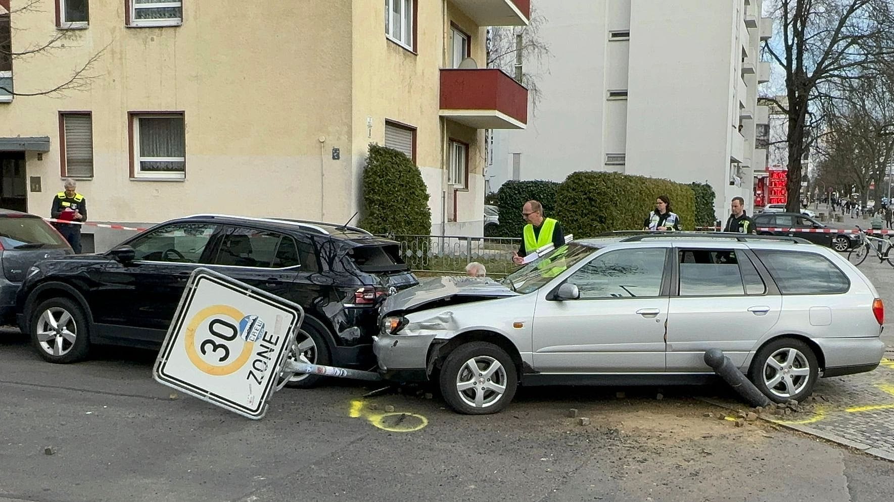 Berlin: Ein silberfarbener Nissan erfasste an der Ecke Otto-Suhr-Allee/Lohmeyerstraße zwei Fußgänger auf einem Gehweg.