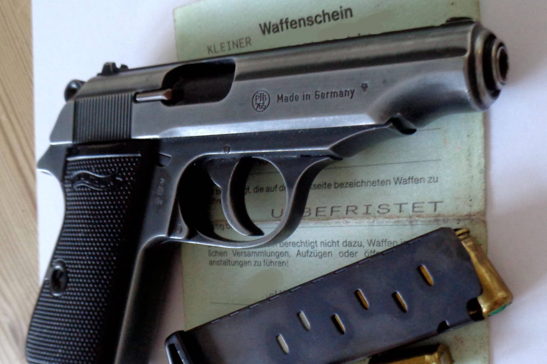 Eine Schreckschusswaffe mit Magazin: Zum Führen dieser Waffen benötigt man einen Kleinen Waffenschein.