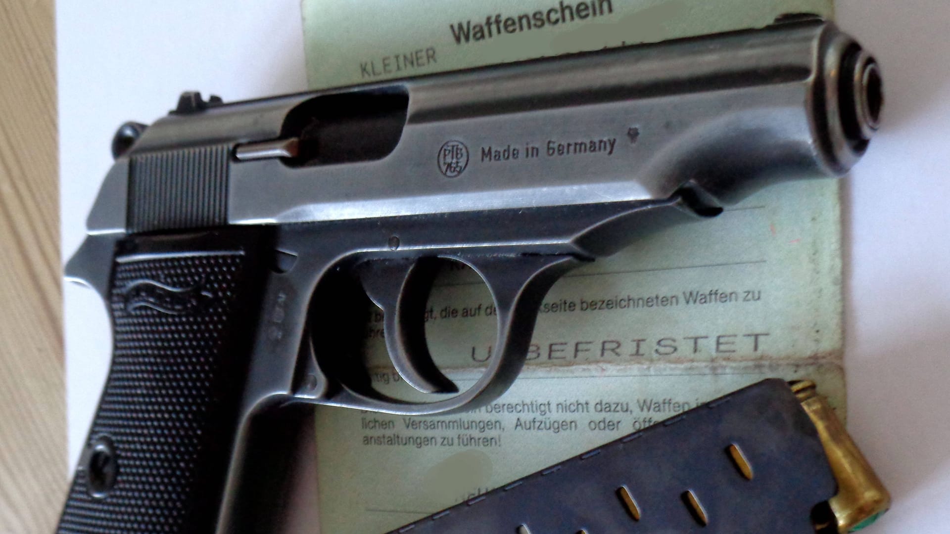 Eine Schreckschusswaffe mit Magazin: Zum Führen dieser Waffen benötigt man einen Kleinen Waffenschein.