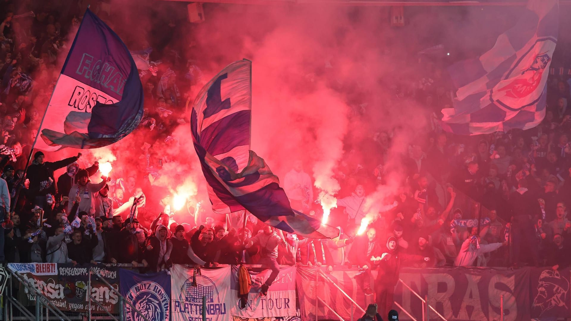 Danebenbenommen: Fans von Hansa Rostock im Pokalspiel beim 1. FC Nürnberg.