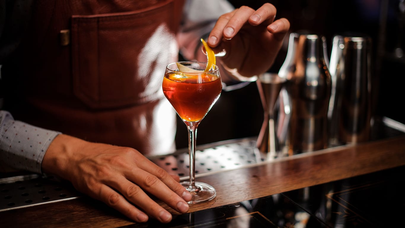 Ein Cocktail wird zubereitet: Eine Berliner Bar reagierte auf ihre Schließung mit einer veränderten Getränkekarte.