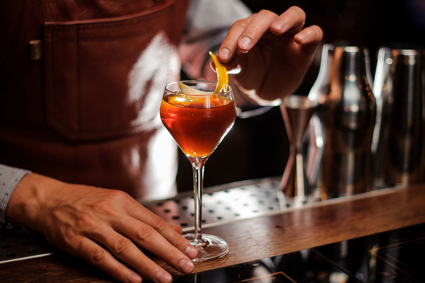 Ein Cocktail wird zubereitet: Eine Berliner Bar reagierte auf ihre Schließung mit einer veränderten Getränkekarte.