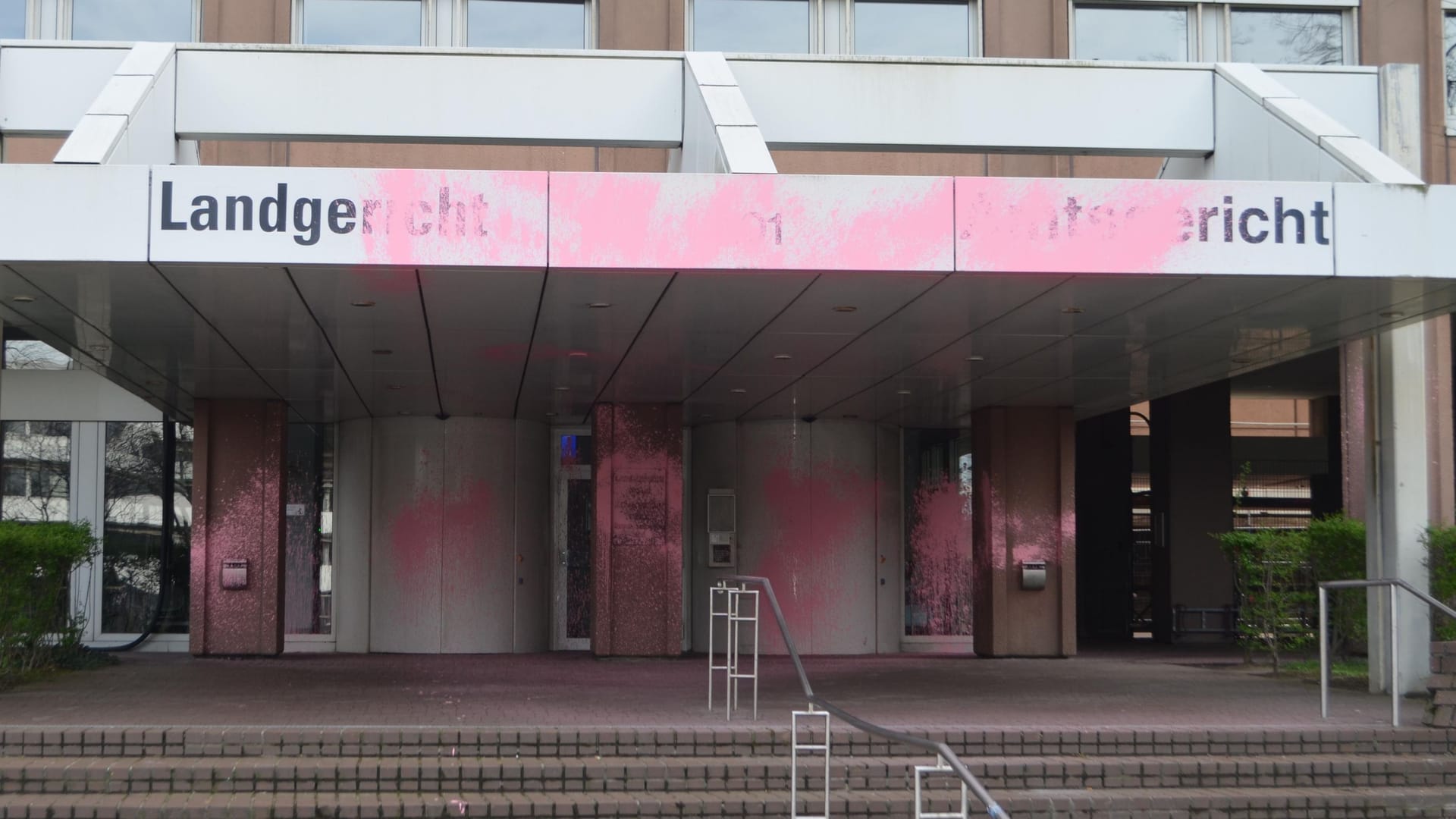 Die Aufschrift Landgericht am Justizgebäude in Köln (Symbolbild): Das Gebäude wurde mit Farbe beschmiert. Die Aufschrift Landgericht am Justizgebäude in Köln (Symbolbild): Das Gebäude wurde mit Farbe beschmiert.
