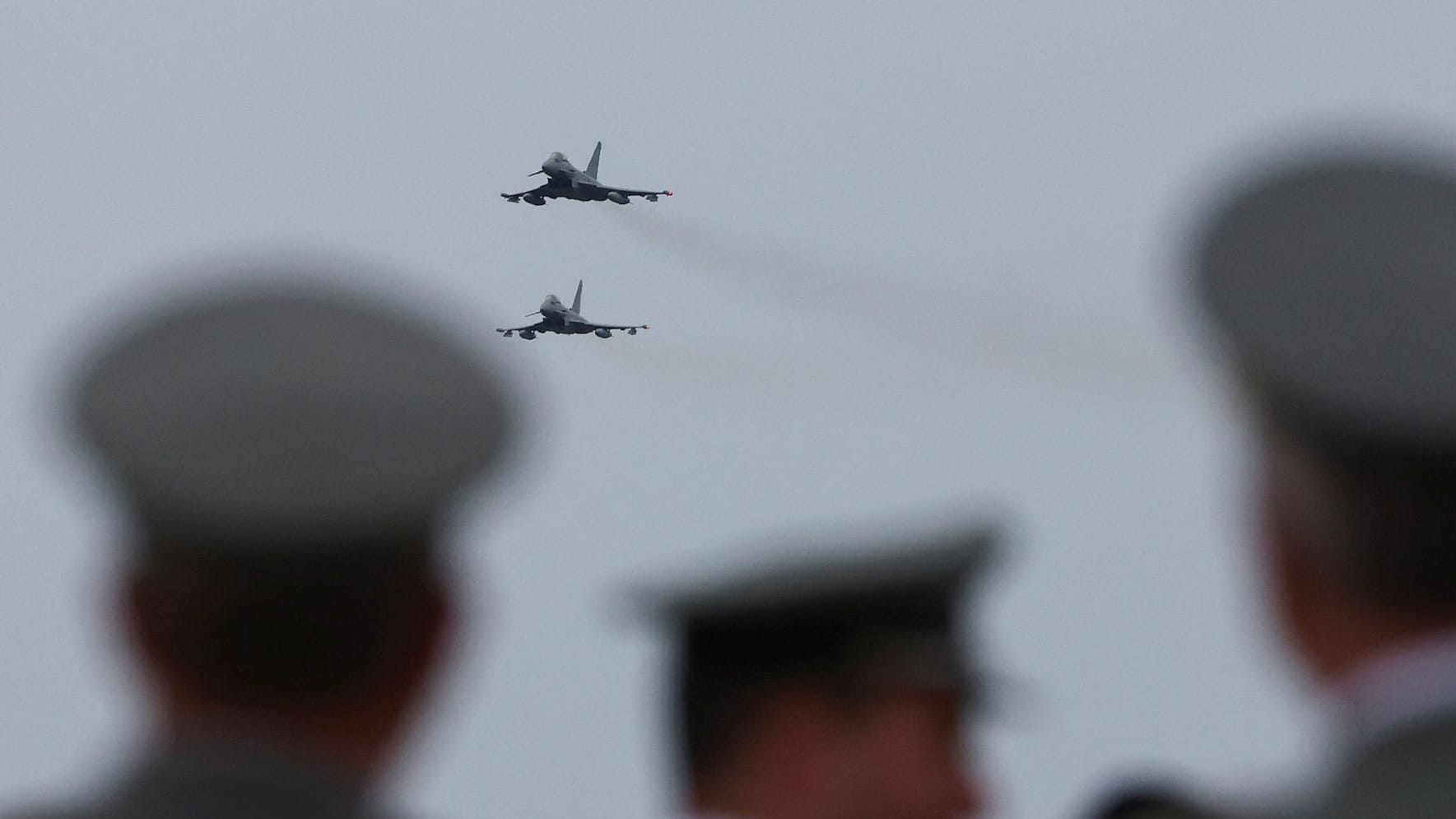 Militärangehörige schauen auf dem frisch renovierten Luftwaffenstützpunkt Kucova gen Himmel.