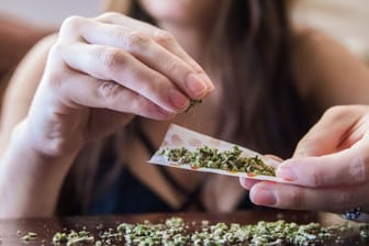 Eine Frau dreht einen Joint (Symbolbild): Die Bundesländer haben den Weg für die Legalisierung von Cannabis freigemacht.