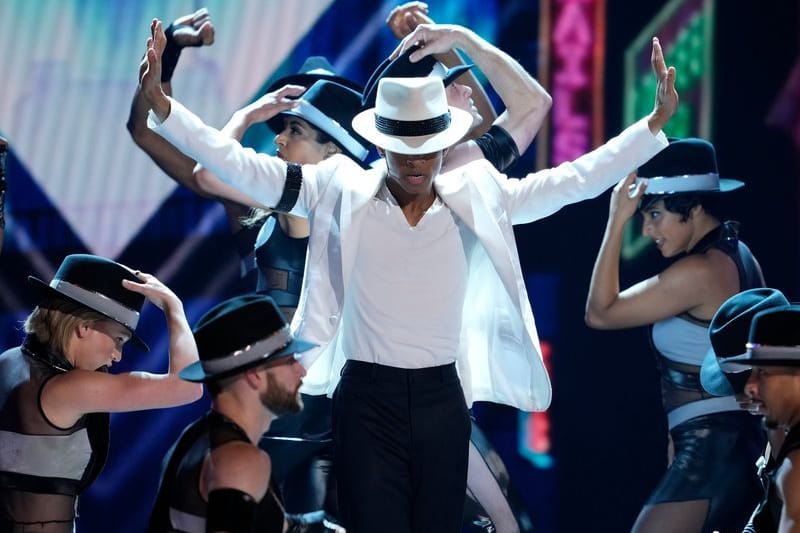 Schauspieler Myles Frost tritt bei der Tony-Verleihung in der Radio City Music Hall in New York auf.