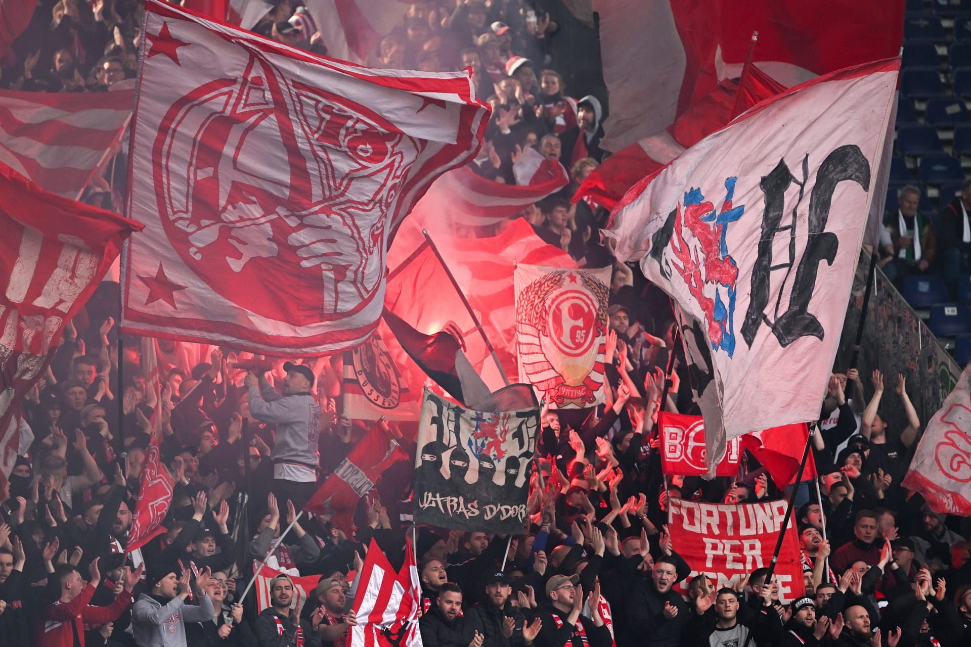 Fans von Fortuna Düsseldorf (Symbolfoto): In Garath kam ein junger Anhänger des Klubs ums Leben.