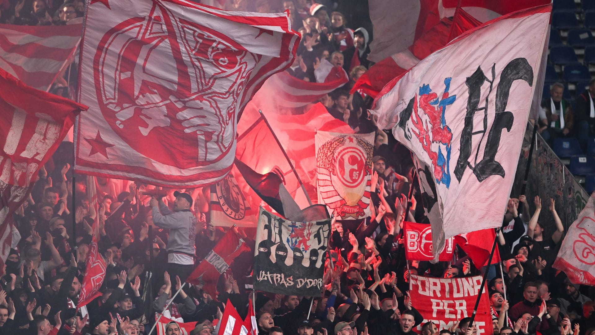 Fans von Fortuna Düsseldorf (Symbolfoto): In Garath kam ein junger Anhänger des Klubs ums Leben.