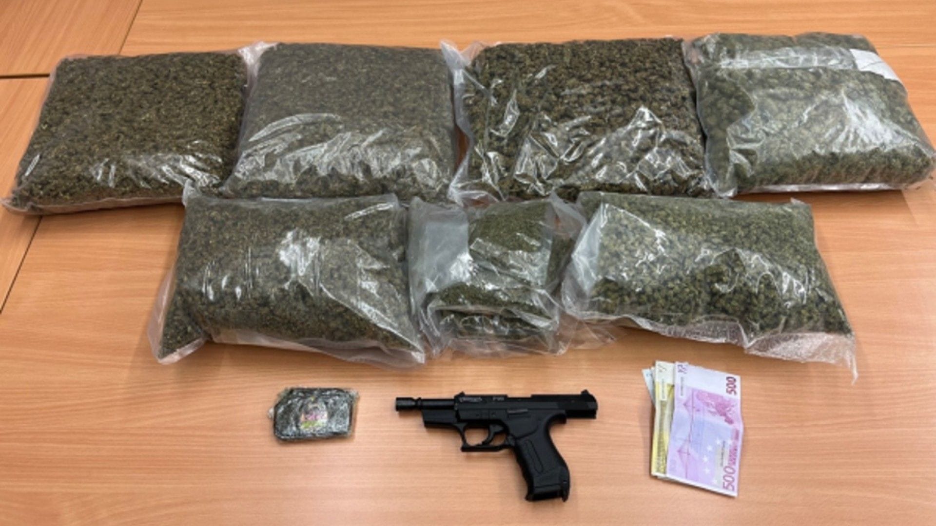 Etwa 200 Kilogramm Marihuana auf einem Tisch: Im Ruhrgebiet wurde ein Drogenring hochgenommen.