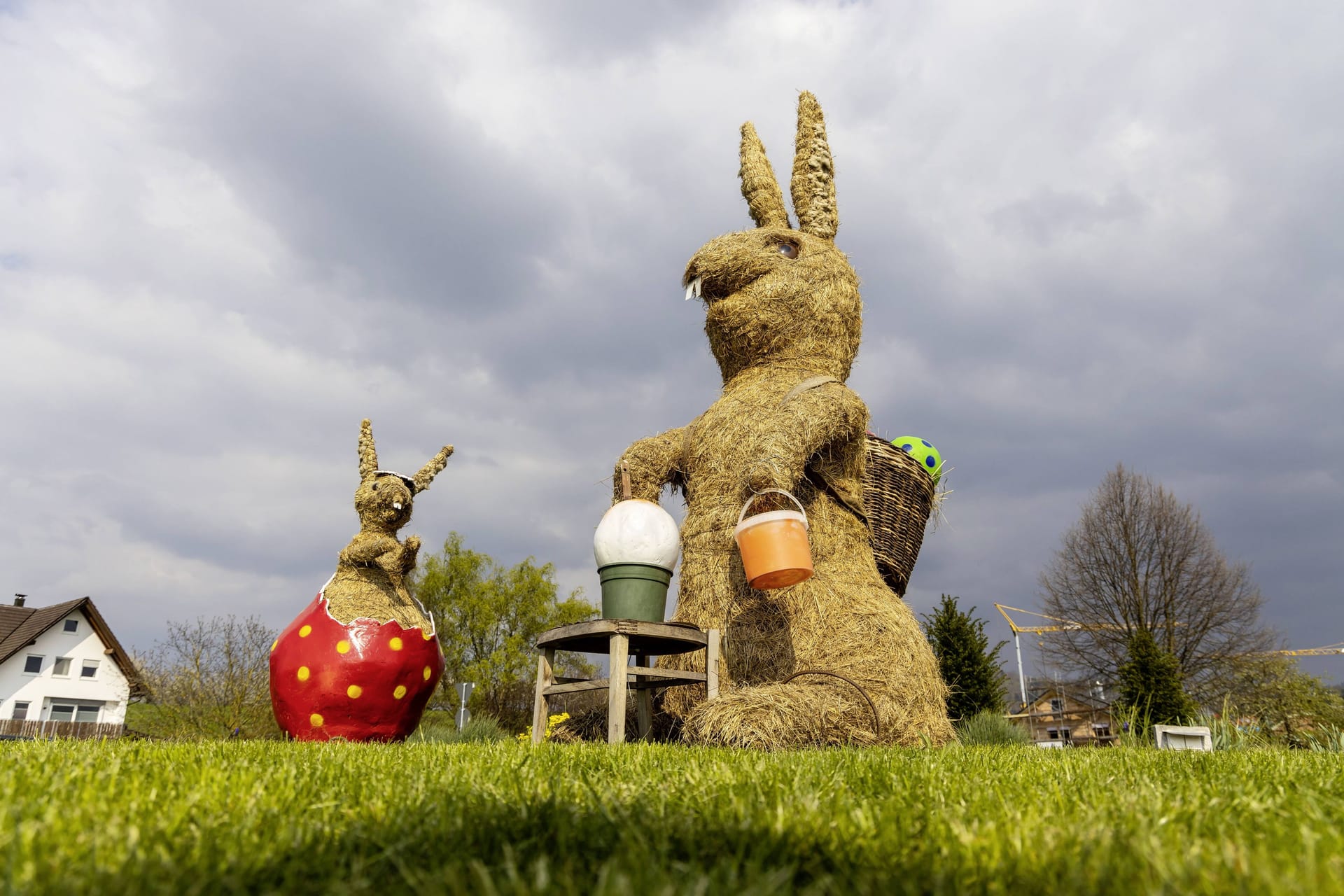 Ein Osterhase vor grauem Himmel (Symbolbild): Das Wetter in Niedersachsen zeigt sich zu Ostern vielerorts von seiner nassen Seite.