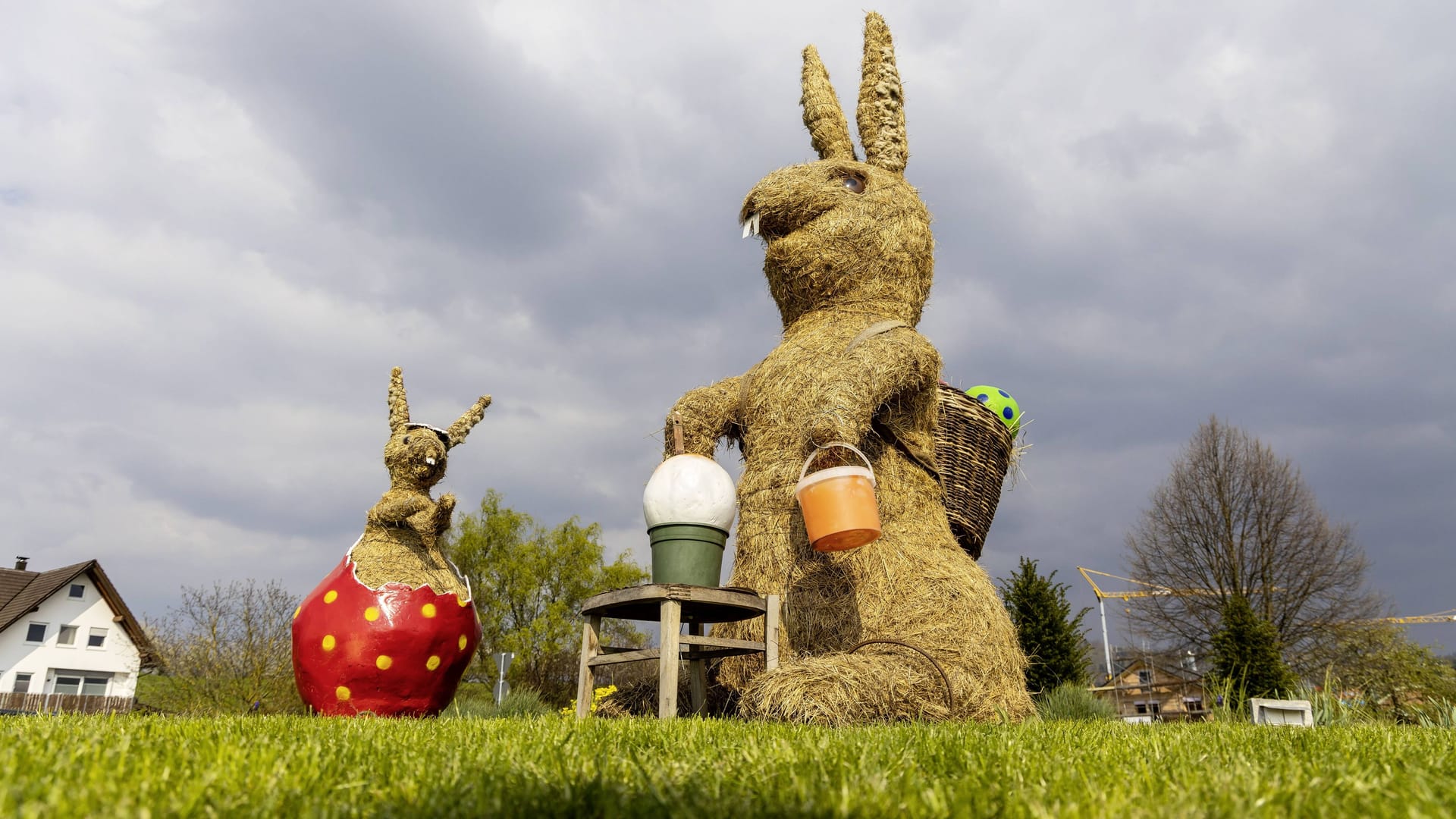 Ein Osterhase vor grauem Himmel (Symbolbild): Das Wetter in Niedersachsen zeigt sich zu Ostern vielerorts von seiner nassen Seite.