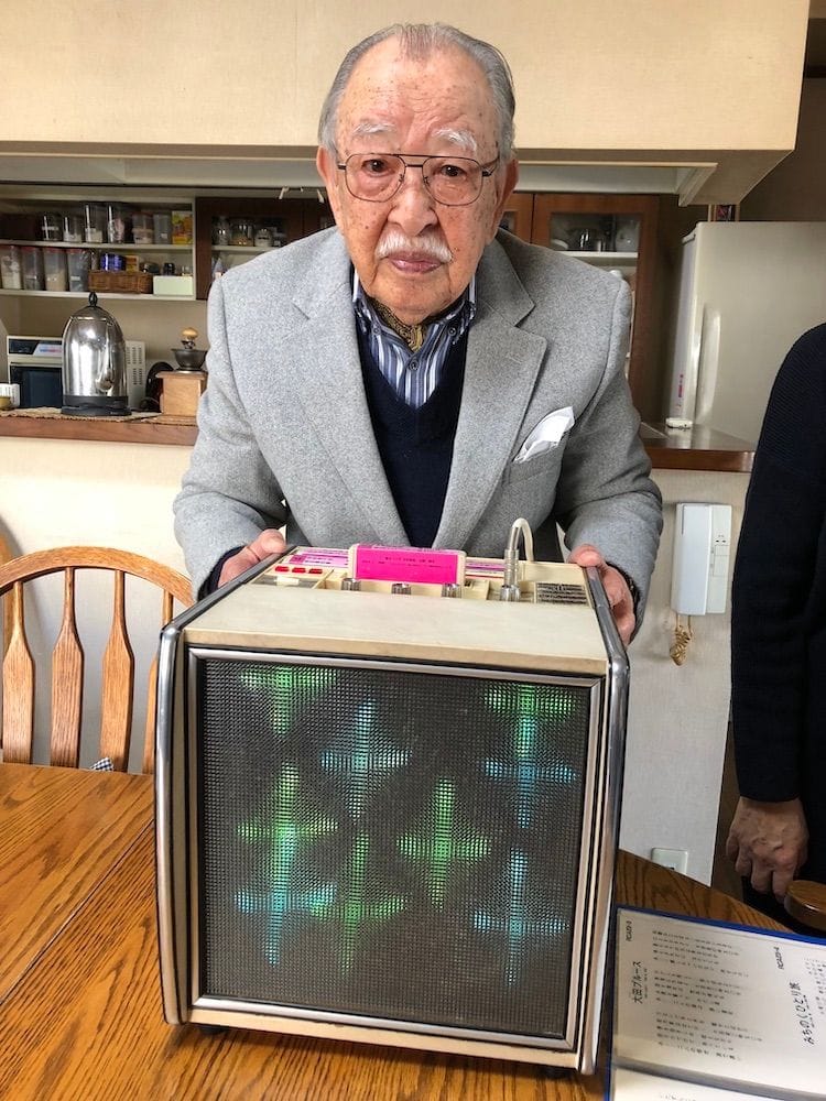 Shigeichi Negishi mit seiner Erfinung: Nur noch diese eine "Sparko Box" ist übrig.