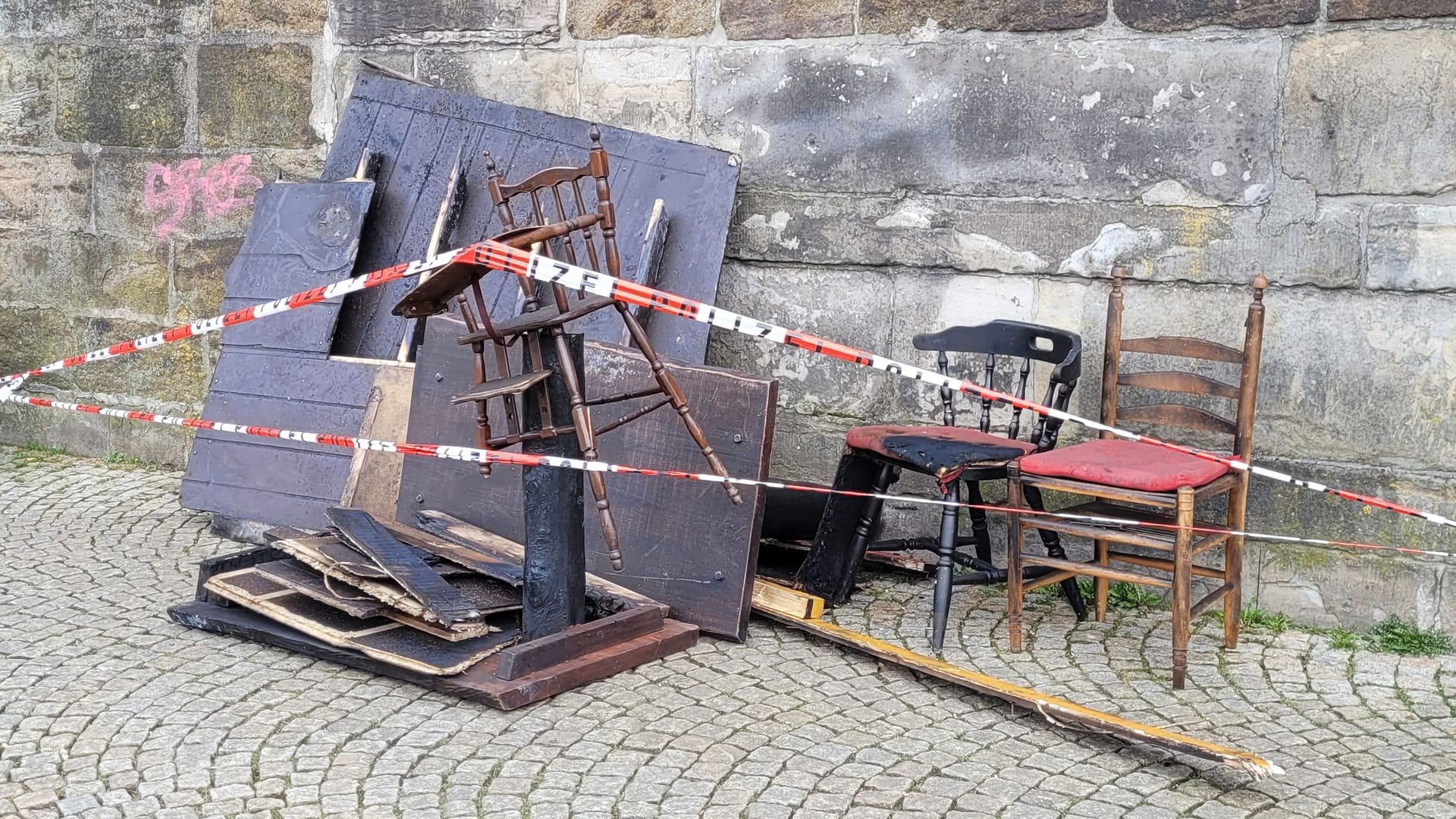 Teile des Mobiliars liegen verkohlt an der Weserpromenade. Ob und wann das beliebte Schiff wieder für Gäste öffnet, blieb zunächst unklar.