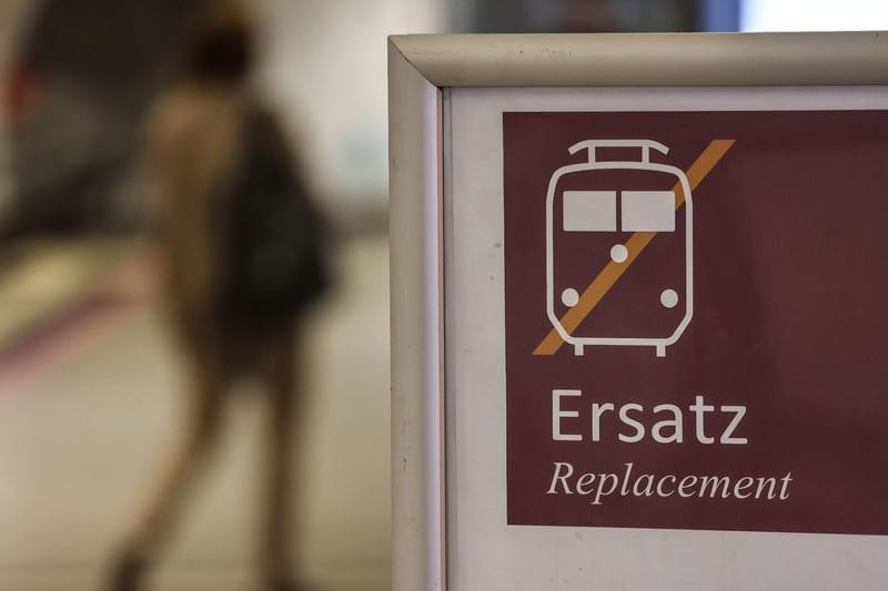 Ein Schild weist auf Ersatzverkehr hin (Symbolbild): In den Osterferien sperrt die Bahn erneut eine wichtige Verbindung im Ruhrgebiet.