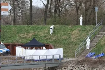 Untersuchungen am Fundort der Leiche in Köln-Mülheim: Der Jugendliche wurde womöglich aus Rache getötet.