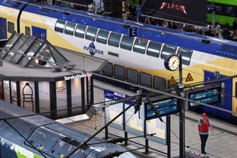 Ein Metronom-Zug steht am Hamburger Hauptbahnhof: Das Unternehmen hat seine Verträge im Norden vorzeitig zum Sommer 2026 gekündigt.