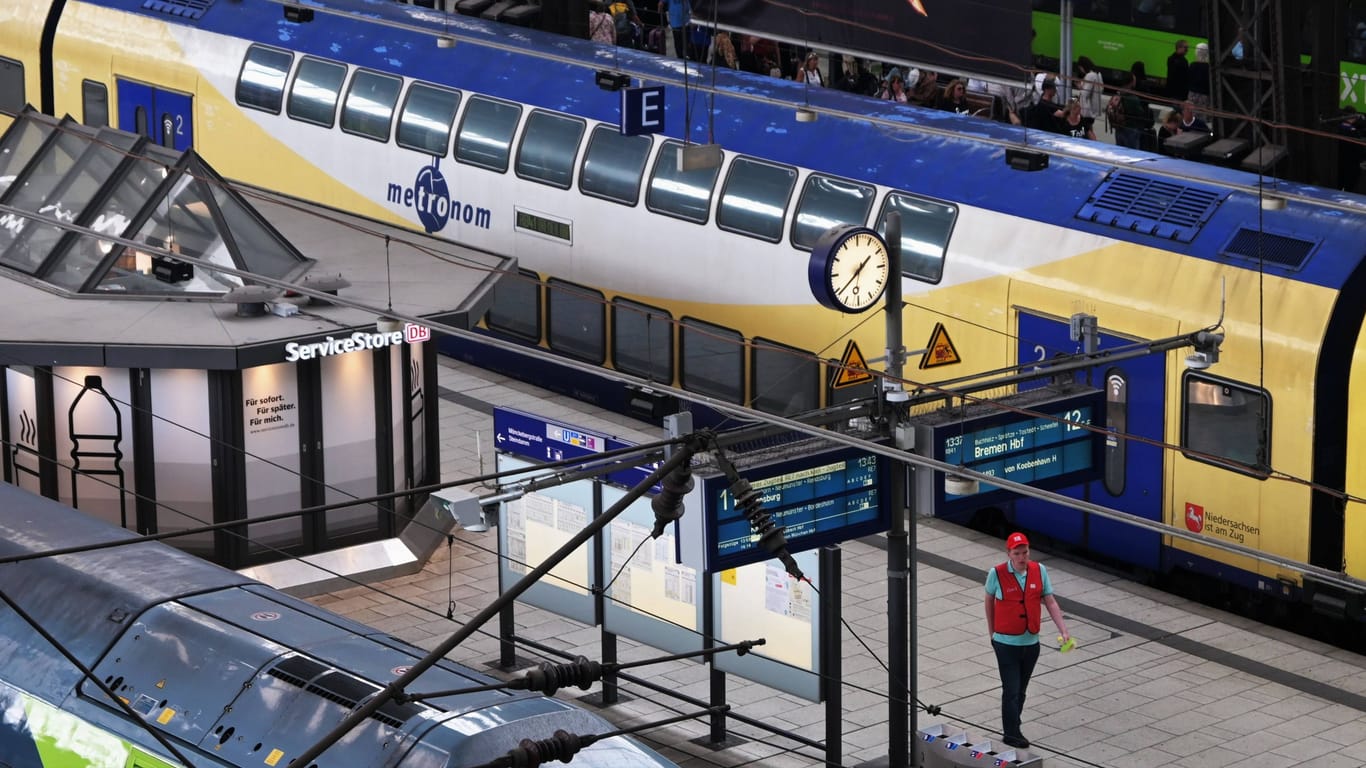 Ein Metronom-Zug steht am Hamburger Hauptbahnhof: Das Unternehmen hat seine Verträge im Norden vorzeitig zum Sommer 2026 gekündigt.