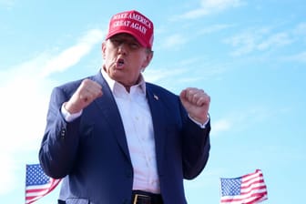 Donald Trump bei einer Wahlkampfveranstaltung: Mit Aussagen zu einem möglichen "Blutbad" hat der frühere US-Präsident Verwirrung gestiftet.