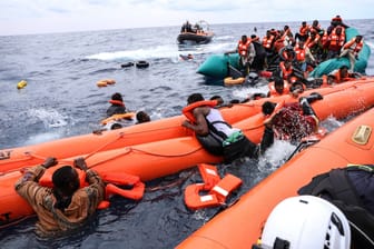 Rettungsaktion vor der libyschen Mittelmeerküste (Archivbild).