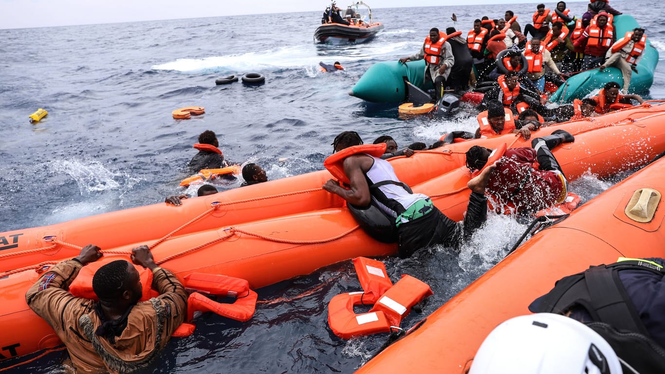 Rettungsaktion vor der libyschen Mittelmeerküste (Archivbild).