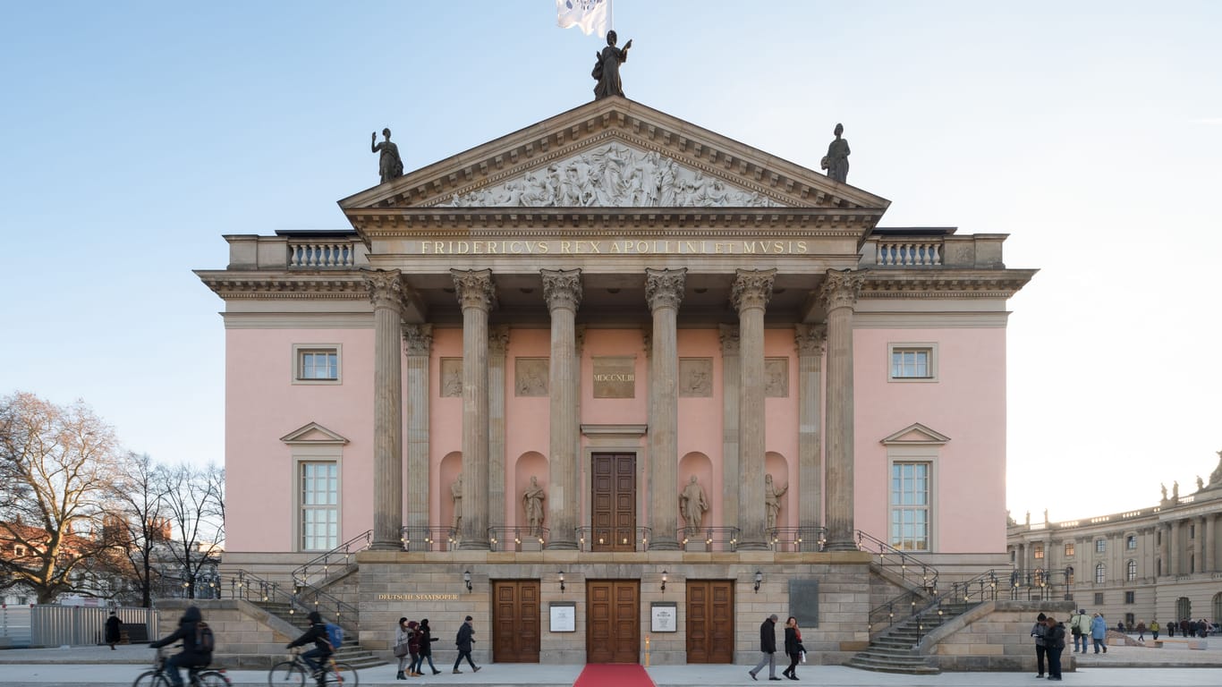 Ein Roter Teppich führt zum Eingang der Staatsoper.