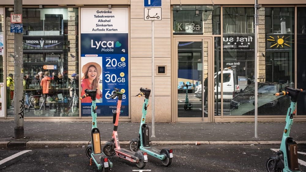 Einer der neuen E-Scooter-Parkplätze in der Elbestraße.