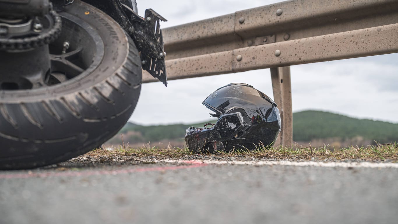 Schwerer Motorradunfall: Ein junger Mann stirbt nach einem Zusammenstoß mit einem anderen Motorrad.