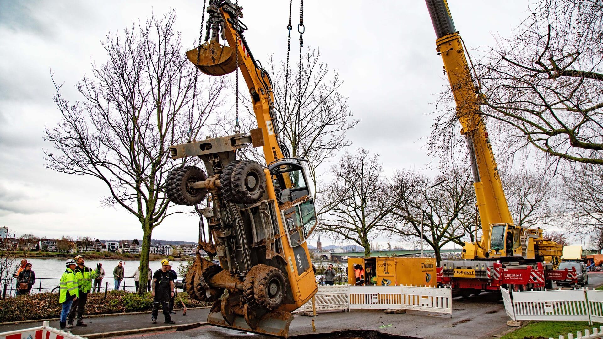 Hier wird der Bagger aus seiner misslichen Lage gerettet.