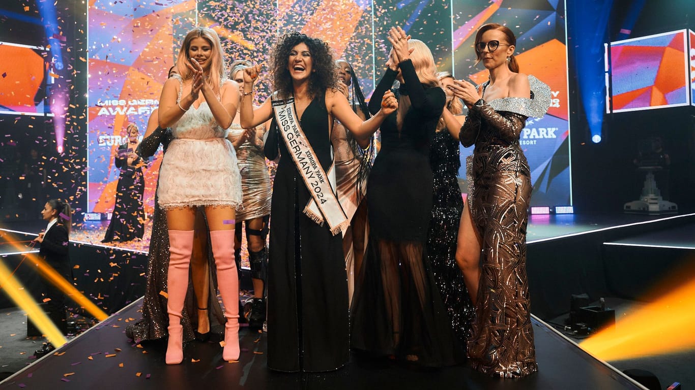 Apameh Schönauer steht mit anderen Frauen, die zur "Miss Germany"-Wahl angetreten sind, auf der Bühne: Es bewarben sich dieses Jahr laut Veranstalter rund 15.000 Frauen.