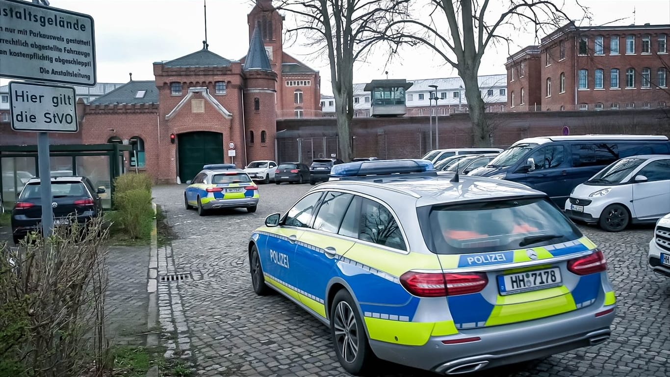 Einsatzwagen vor der JVA Fuhlsbüttel: Ein Streit zwischen Häftlingen ist eskaliert.