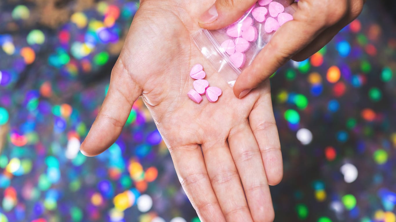 Ecstasy-Pillen auf einer Hand (Symbolbild): Eine Mutter steht im Verdacht, diese Droge an ihre minderjährige Tochter abgegeben zu haben.